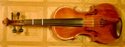 Geige mit Marken auf dem Griffbrett f&uuml;r Zeigefinger und Ringfinger